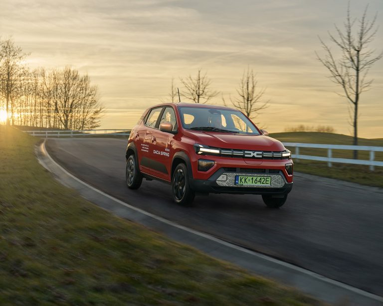 11 Dacia Spring move pacz backgroundCar 768x614